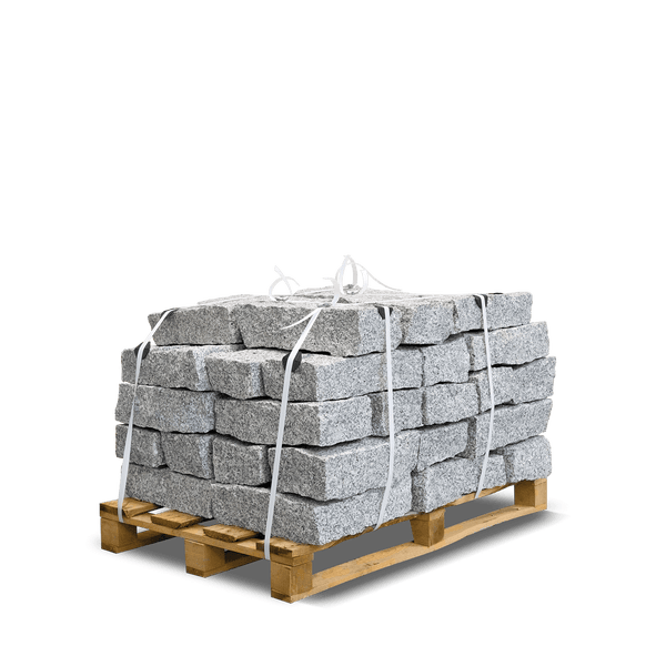Granitsteine gestapelt auf einer Holzpalette, gesichert mit weißen Umreifungsbändern.