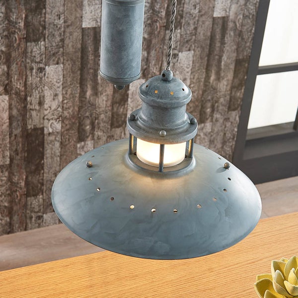Metall-Hängelampe im Vintage-Design über einem Holztisch