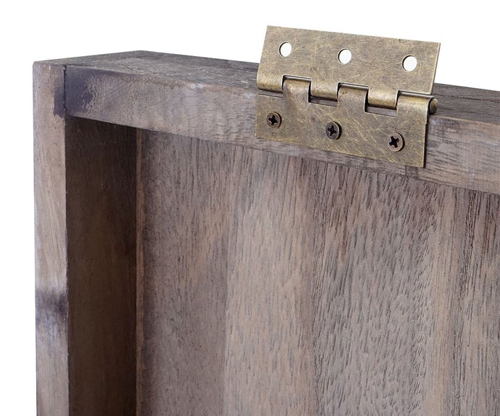 Detailansicht eines Holzrahmens mit Scharnier