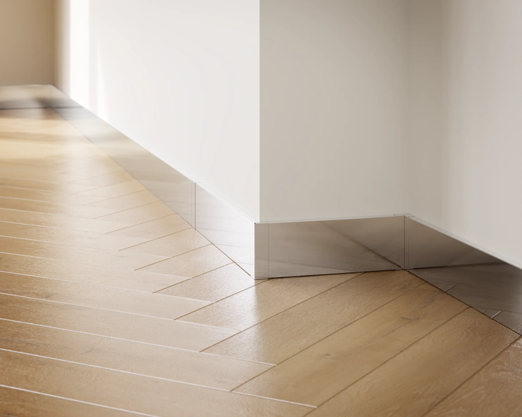 Detailaufnahme von Sockelleisten in einem Raum mit Fischgrätenparkett.