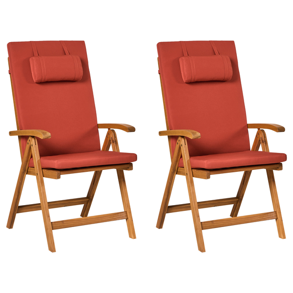 Zwei Gartenstühle aus Holz mit Kissen