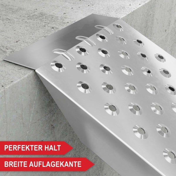 Auffahrrampe aus Metall mit rutschhemmender Oberfläche und breiter Auflagekante auf einer Betonstufe.