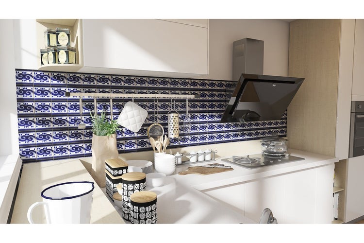 Küchenszene mit Fliesenwand, Dunstabzugshaube und Küchenutensilien.