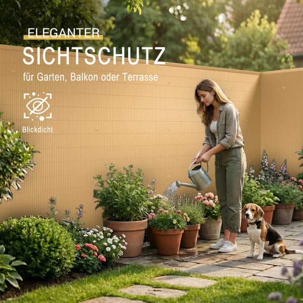 Eine Frau gießt Pflanzen vor einem hellbraunen, blickdichten Sichtschutz im Garten, begleitet von einem Hund auf einer Terrasse.