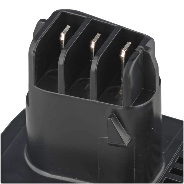 Nahaufnahme eines schwarzen Akku-Anschlusses mit drei Metallkontakten für Elektrowerkzeuge.