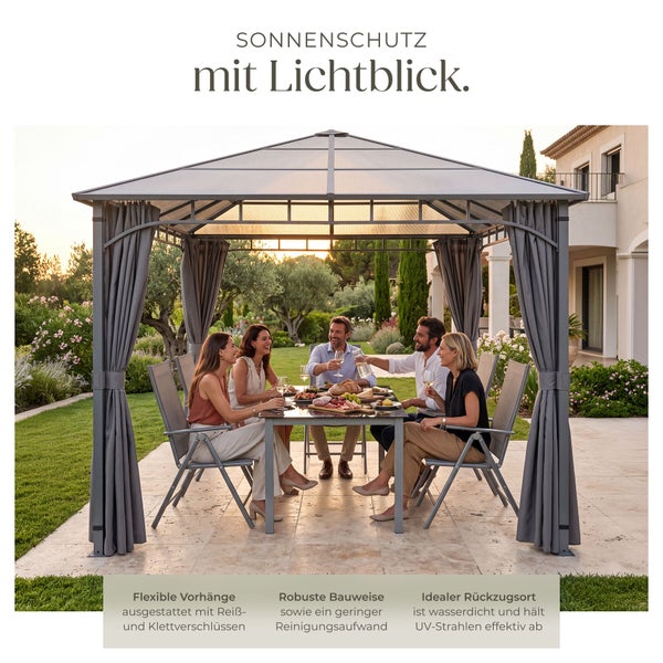 Gartengartenpavillon mit festem Dach und Vorhängen, unter dem vier Personen an einem Tisch im Garten sitzen und speisen.