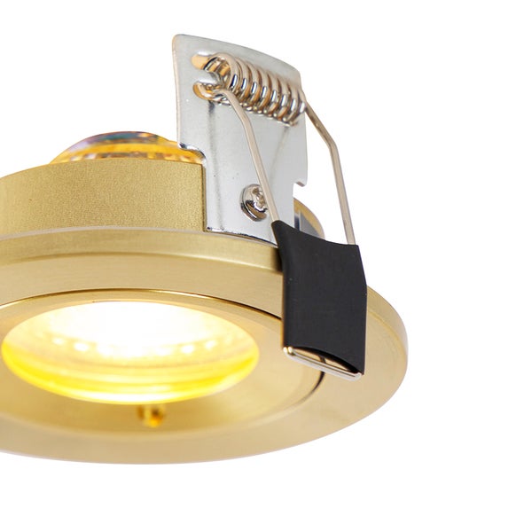 Goldfarbener LED Einbaustrahler mit warmweißem Licht und Montagefeder.