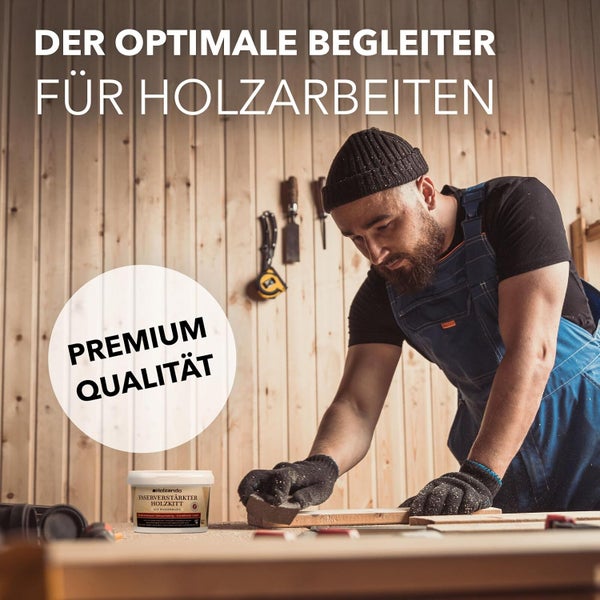 Ein Handwerker bearbeitet Holz mit Holzspachtelmasse in einer Werkstatt.