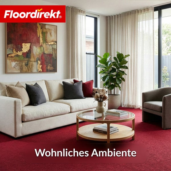 Wohnzimmer mit rotem Teppich, Sofa, Sessel, Tisch und Dekoration
