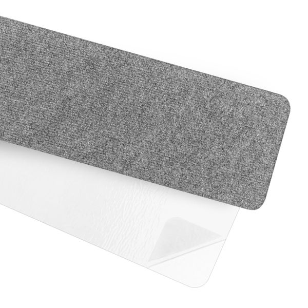 Grauer Teppichläufer mit Schutzfolie für die Treppe