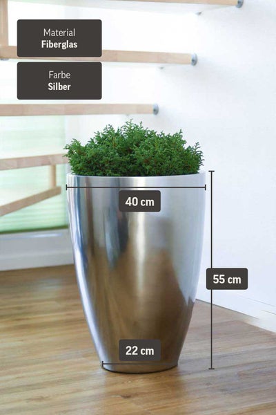 Silbernes Pflanzgefäß aus Fiberglas mit einer Höhe von 55 Zentimeter, einem oberen Durchmesser von 40 Zentimeter und Boden von 22 Zentimeter.