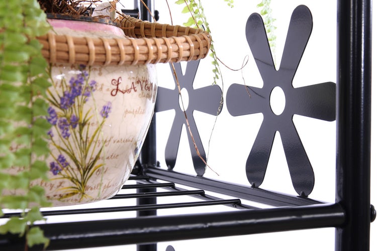 Detailansicht eines Blumenständers mit Blumentopf und Pflanzen