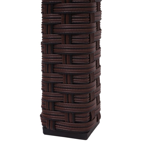 Detailansicht eines Gartenmöbelbeins mit Rattanstruktur.