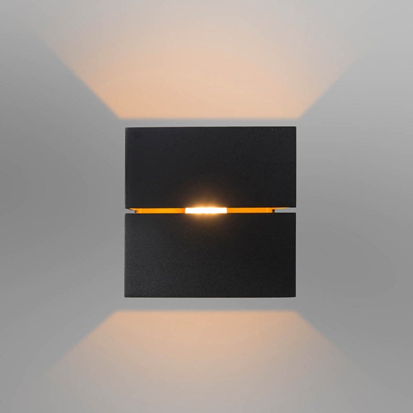 Kubische Wandleuchte mit warmem Lichtschein