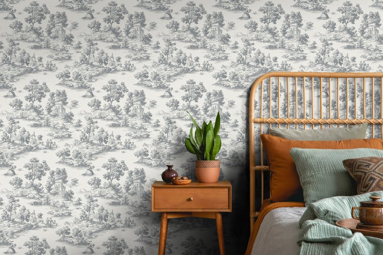 Schlafzimmer mit dekorativer Tapete, Nachttisch und Rattankopfteil