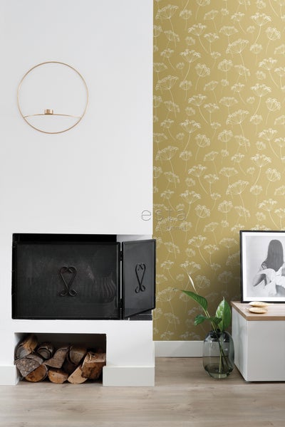 Wohnzimmer mit Kamin, Holz und gemusterter Tapete