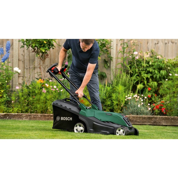 Nahaufnahme einer einzelnen, zartrosa Rose mit grünen Blättern