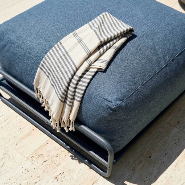 Outdoor-Hocker mit Metallgestell und gepolstertem Kissen für Garten und Terrasse.