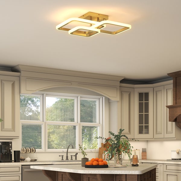 Moderne Deckenleuchte mit quadratischem Design in einer hellen Küche.