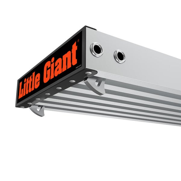 Detailansicht eines Little Giant Leiterholms aus Aluminium mit Befestigungselementen und Markenlogo