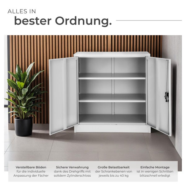 Weißer Flügeltürenschrank mit offenen Türen und verstellbaren Regalböden