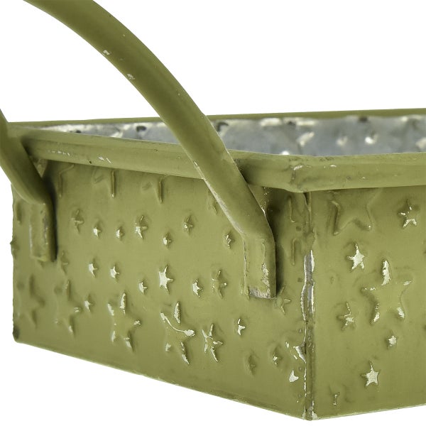 Detailaufnahme eines Dekokorbs aus Metall mit Sternenmuster und Henkel