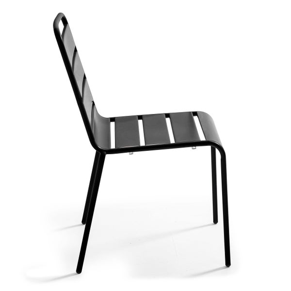 Stapelbarer Gartenstuhl aus Metall in Schwarz, zwei Stück übereinander gestapelt.