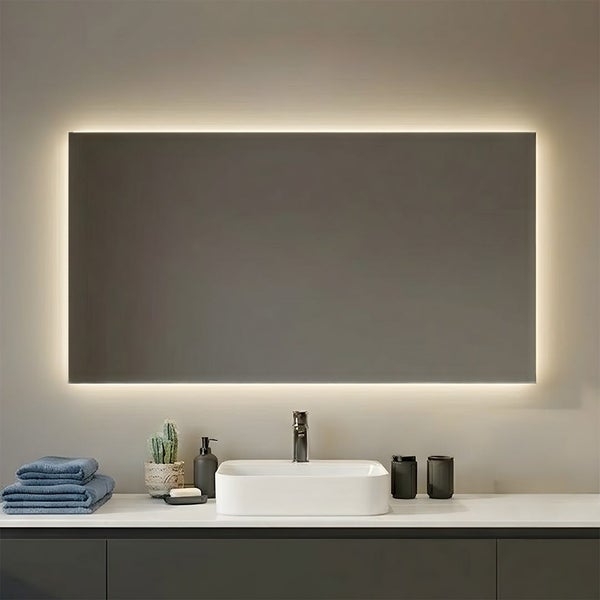 Rechteckiger LED-Badezimmerspiegel mit Hintergrundbeleuchtung über einem weißen Aufsatzwaschbecken mit Armatur in einem modernen Bad.