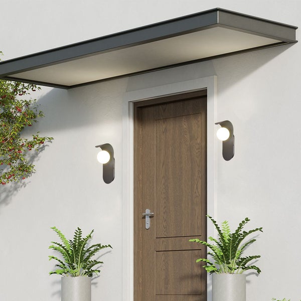 Eingangsbereich mit Haustür, Vordach und Außenleuchten