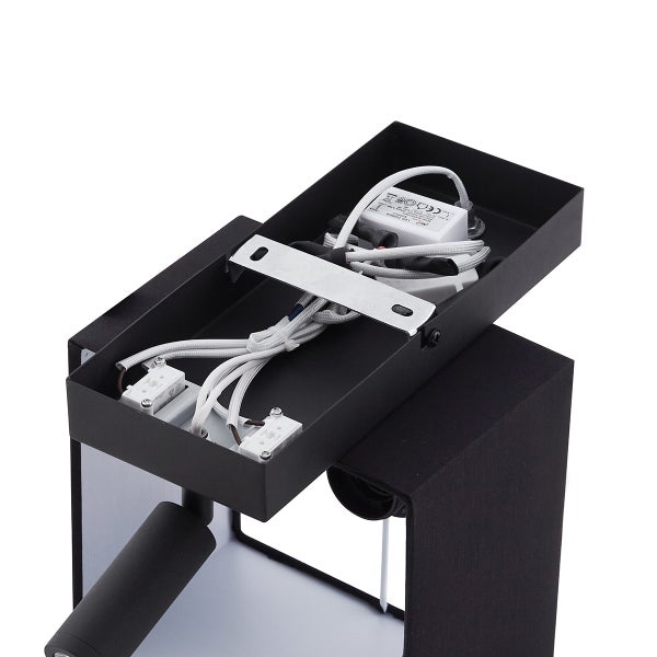 Innenansicht einer schwarzen Wandleuchte mit geöffnetem Gehäuse und sichtbarer Verkabelung