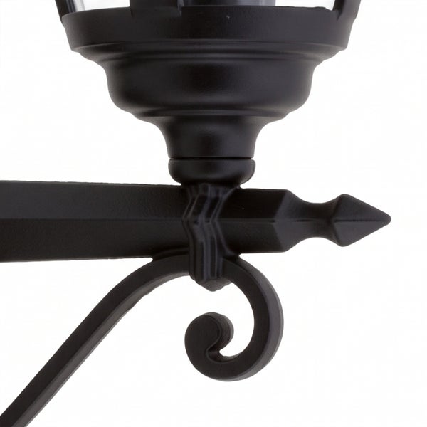 Wandleuchte im klassischen Stil mit verzierten Metallhalterungen in antiker Optik