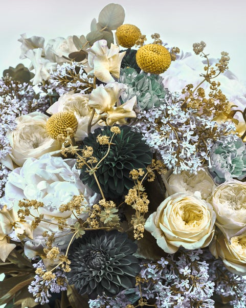 Detailaufnahme eines Blumenarrangements mit Rosen und Dahlien