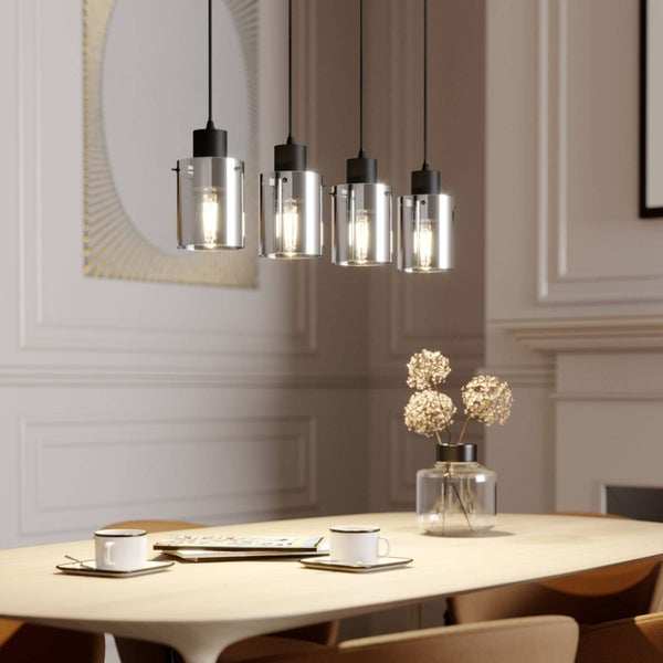 Pendelleuchte 4-flammig mit zylindrischen Glasschirmen über einem Esstisch in einem hellen, eleganten Esszimmer.