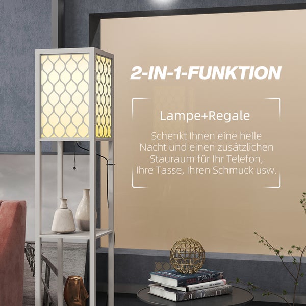 Weiße Stehlampe mit integrierten Regalen und einem gemusterten Lampenschirm in einem modern eingerichteten Wohnzimmer.