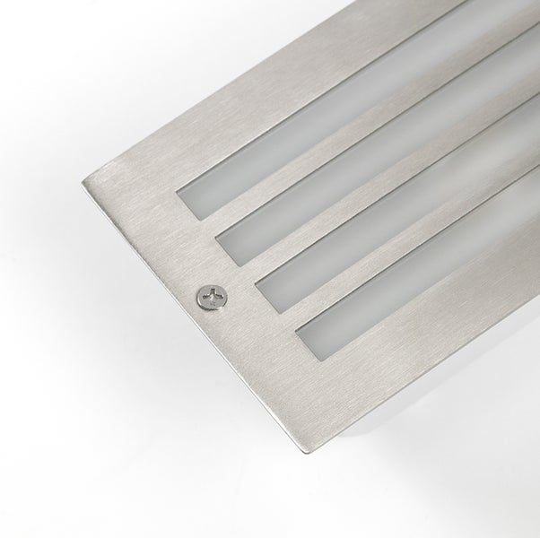 Rechteckige Wandeinbauleuchte aus gebürstetem Edelstahl mit vier horizontalen Lamellen und Befestigungsschraube.