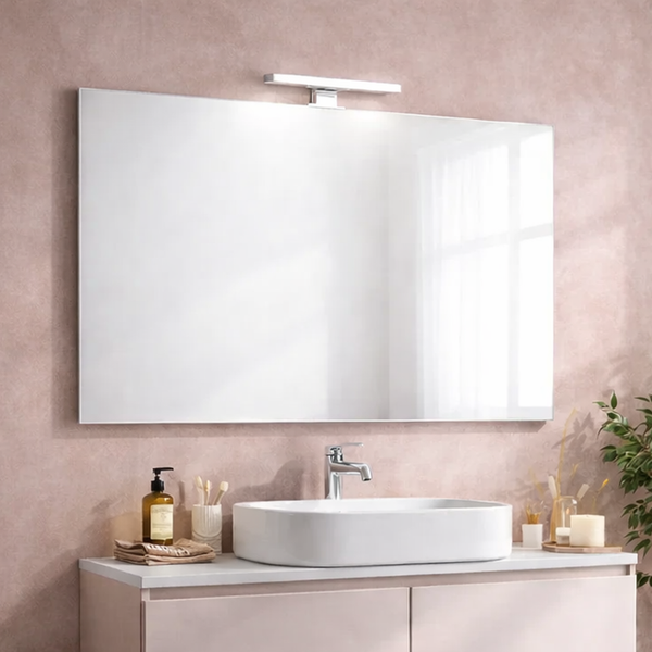 Badezimmer mit rechteckigem Spiegel und Aufsatzleuchte über einem Aufsatzwaschbecken