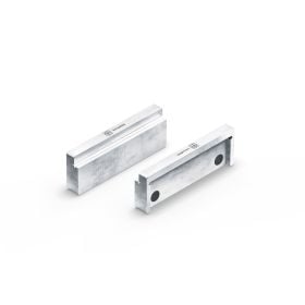 Ein Paar Spannbacken aus Metall für Maschinenschraubstock als Zubehör für Werkstattarbeiten