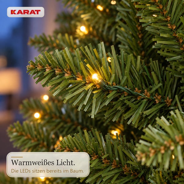 Künstlicher Weihnachtsbaum mit integrierter LED Beleuchtung in warmweißem Licht. Karat Logo.