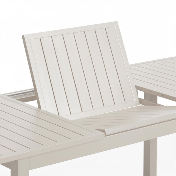 Ausziehbarer Gartentisch mit Lattenoberfläche und Hebemechanismus für die Tischverlängerung.