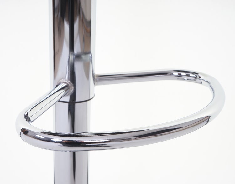 Detailaufnahme eines Barhockerfußes aus Metall mit Fußstütze