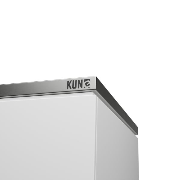 Detailansicht einer Ecke mit Metallleiste und KUNe Logo.
