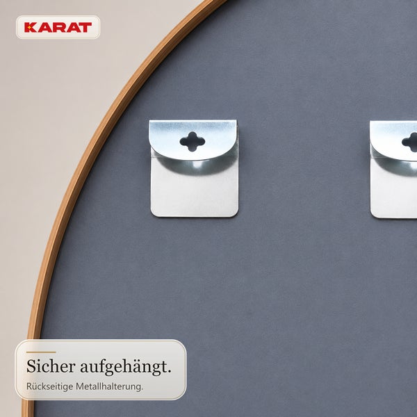 Rückseite eines Wandspiegels mit zwei montierten Metallhalterungen zur sicheren Befestigung, Karat Logo.