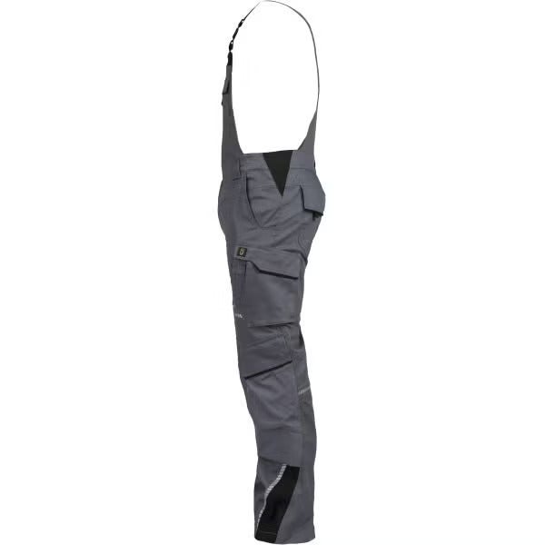 Graue Latzhose für die Arbeit in der Seitenansicht mit verschiedenen Taschen und verstellbaren Trägern.