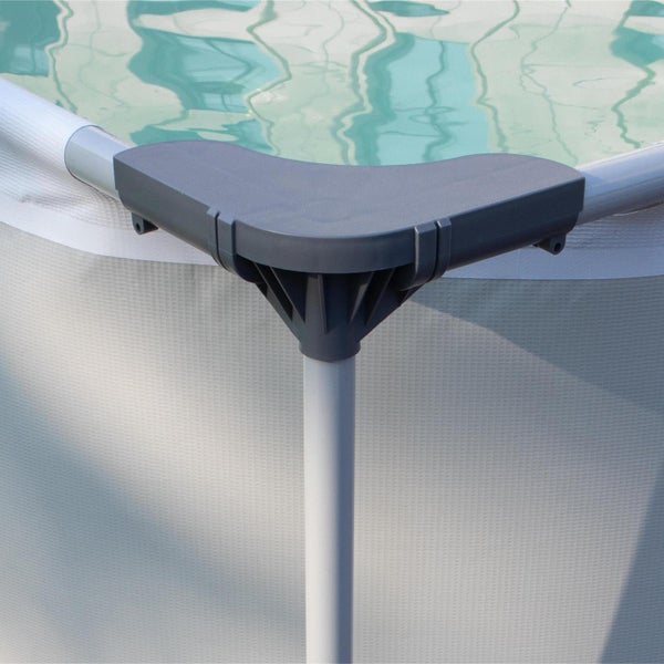 Detailansicht einer Eckverbindung eines Frame-Pools aus Kunststoff und Metall mit Poolfolie und Wasser.