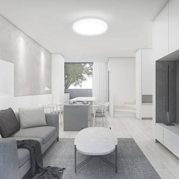 Helles Wohnzimmer mit moderner Einrichtung und Deckenleuchte