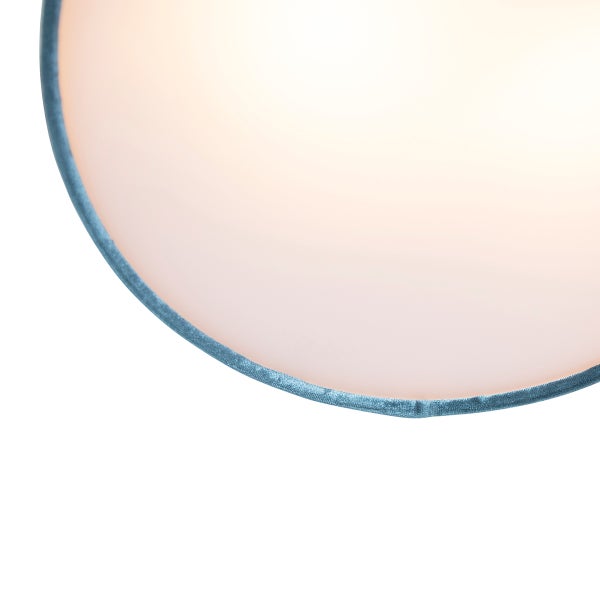 Detailansicht einer runden Deckenleuchte mit hellem Stoffschirm und blauer Samtkante.