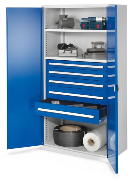 Werkstattschrank aus Metall in Blau und Grau mit Flügeltüren, sechs Schubladen und zwei Fachböden, befüllt mit Werkzeug und Materialien.
