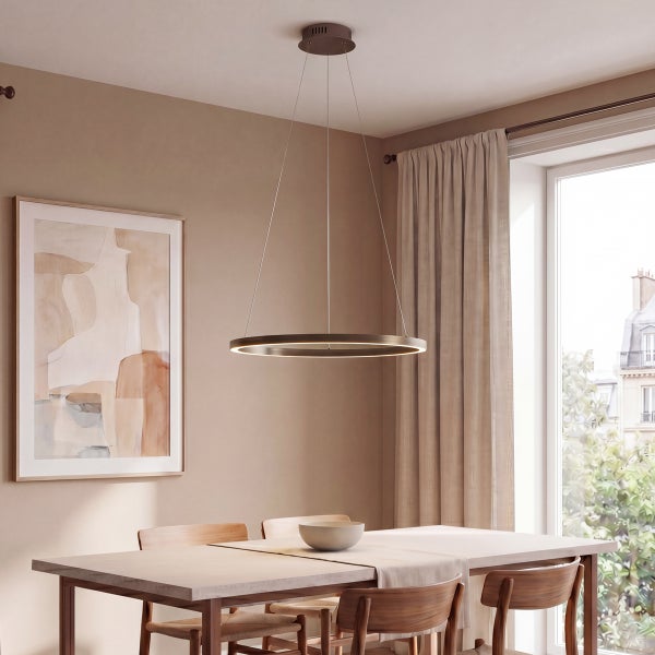 Moderne runde LED Pendelleuchte über einem Esstisch aus Holz in einem hellen und stilvoll eingerichteten Esszimmer mit gerahmtem Wandbild.
