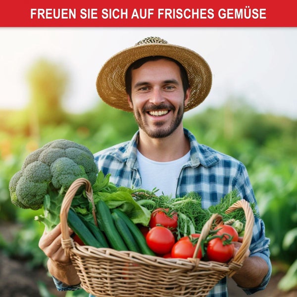 Mann mit Strohhut hält einen geflochtenen Korb mit frischem Gemüse wie Brokkoli, Tomaten und Gurken in einem hellen Garten.