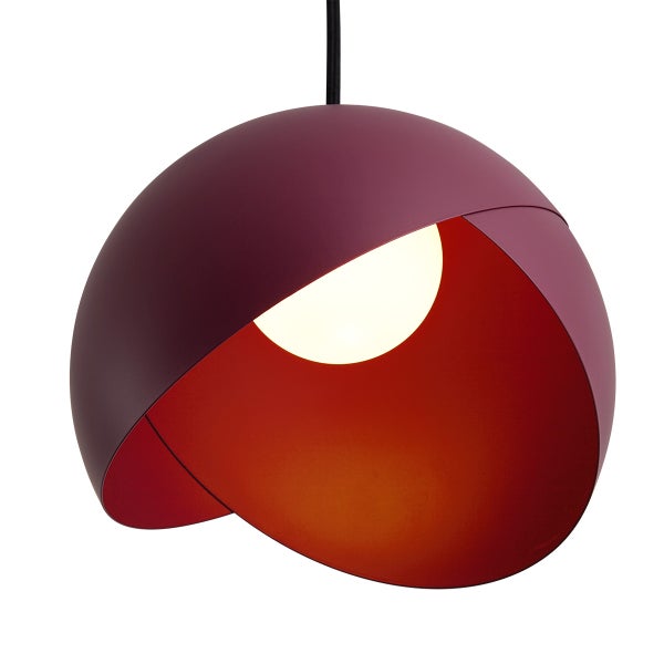 Moderne Hängeleuchte in Kugelform mit einer glatten Metalloberfläche und einer leuchtenden Kugel im Inneren.